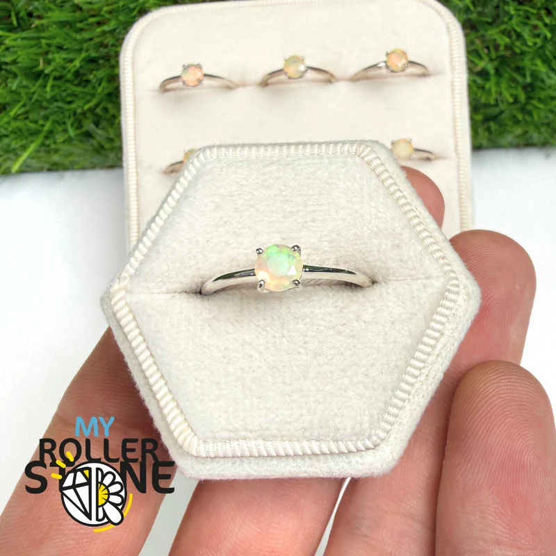 Runder facettierter äthiopischer Opal-Solitärring (4 Größen)