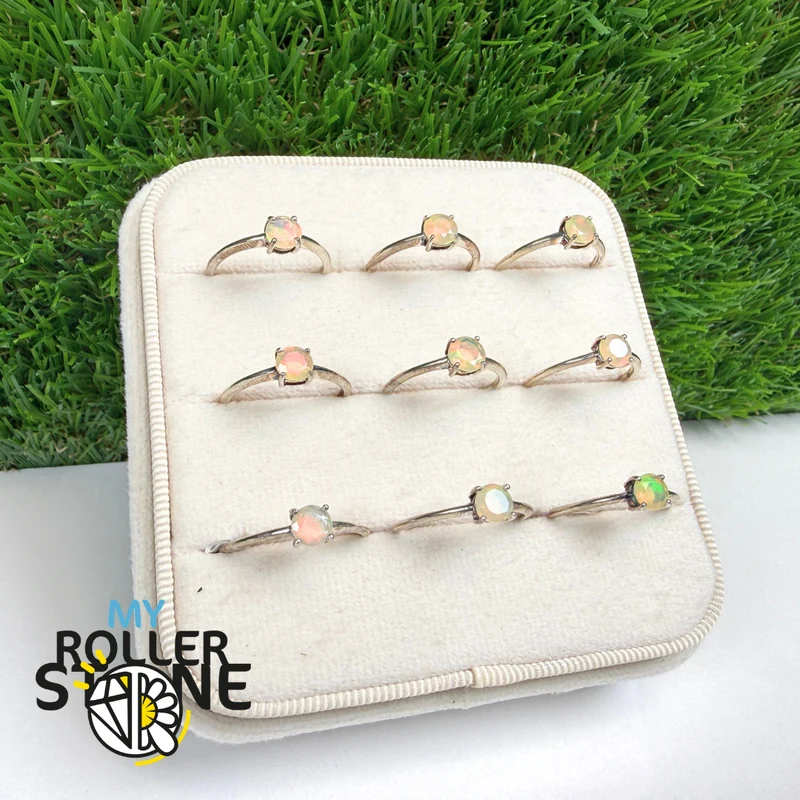 Runder facettierter äthiopischer Opal-Solitärring (4 Größen)