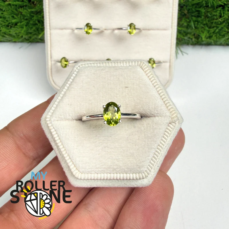 Ovaler facettierter Peridot-Solitärring (4 Größen)