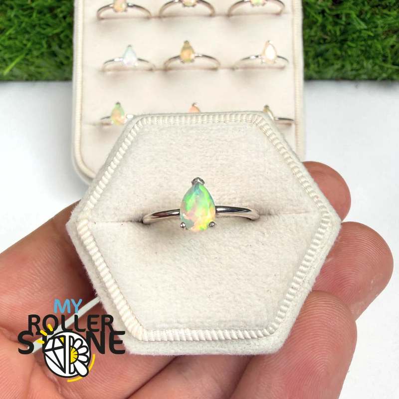 Birnenförmiger äthiopischer Opal-Solitärring (4 Größen)