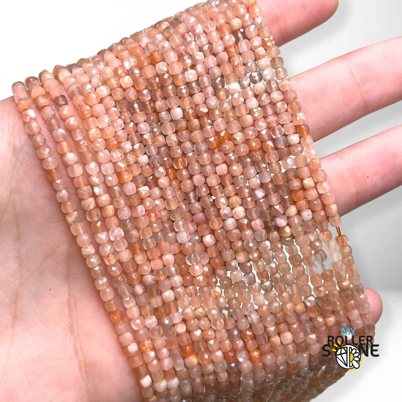 Facettierte kubische Perlen-Sonnenstein