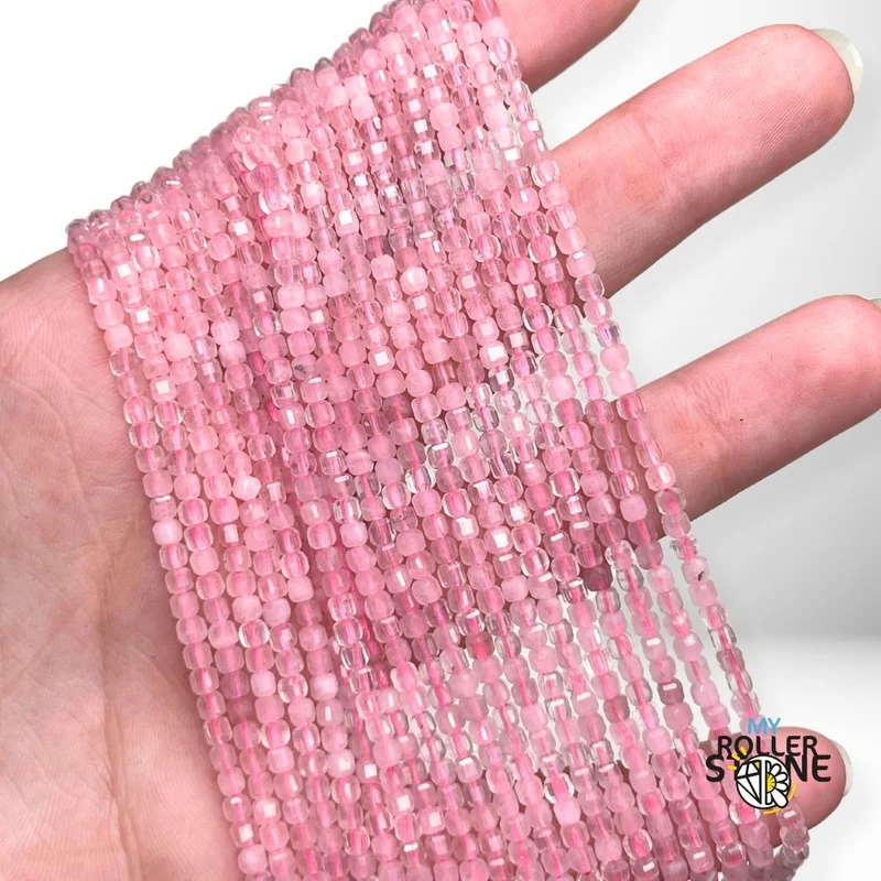 Facettierte kubische Rosenquarzperle