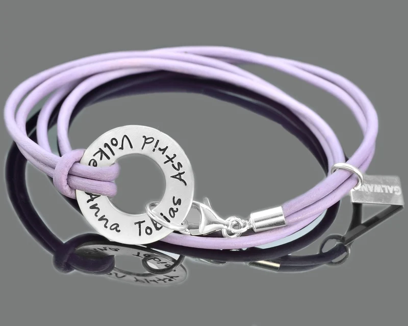LEDERARMBAND MIT NAMEN, LILA ARMBAND, DAMENARMBAND GRAVUR