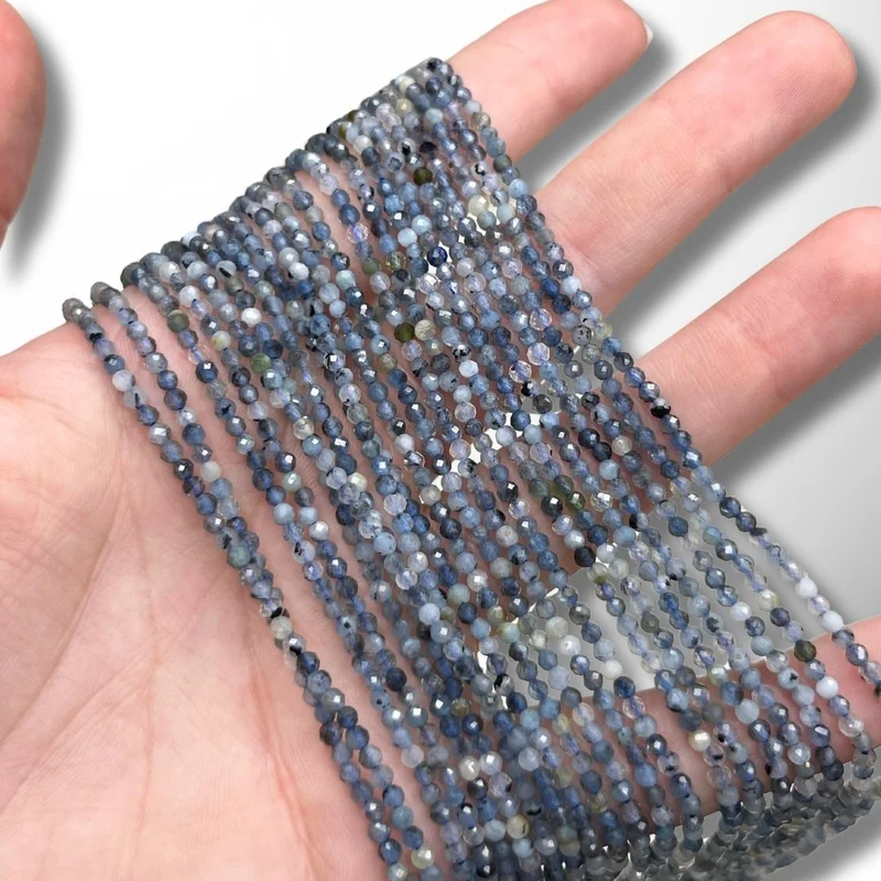 Facettierte Aquamarinperle mit schwarzem Turmalin
