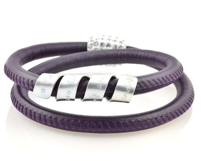 LEDERARMBAND MIT GRAVUR FÜR FRAUEN, ARMBAND MIT TEXT, gilwani.com