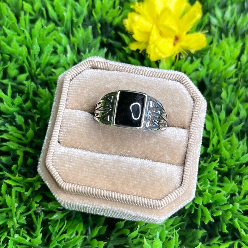Silberner Siegelring mit Pfeil aus schwarzem Onyx