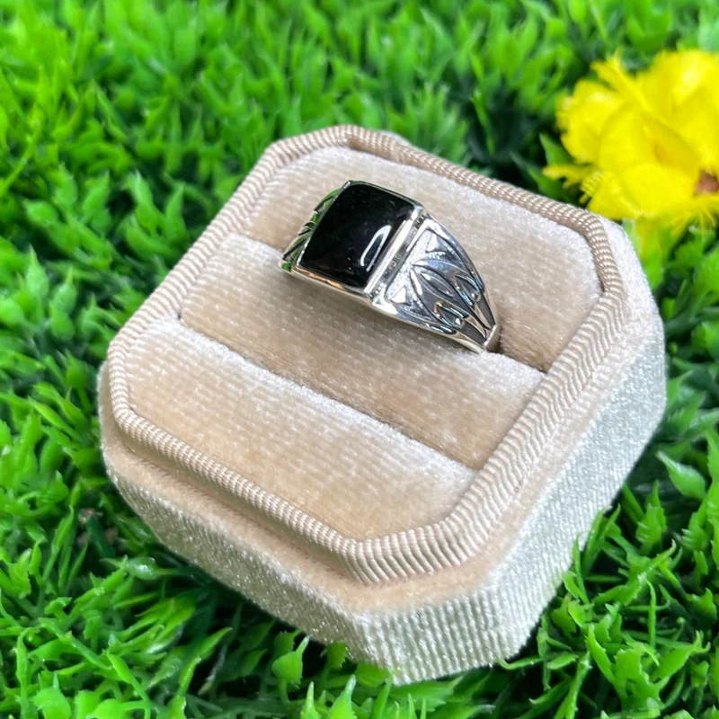 Silberner Siegelring mit Pfeil aus schwarzem Onyx