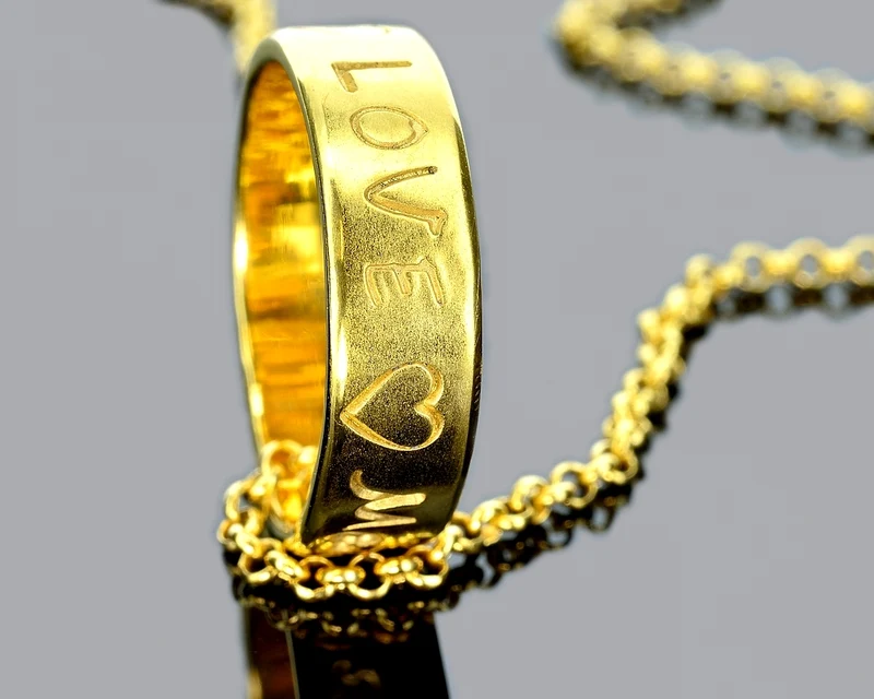 RING KETTE MIT GRAVUR, GOLDSCHMUCK, DESIGNERSCHMUCK