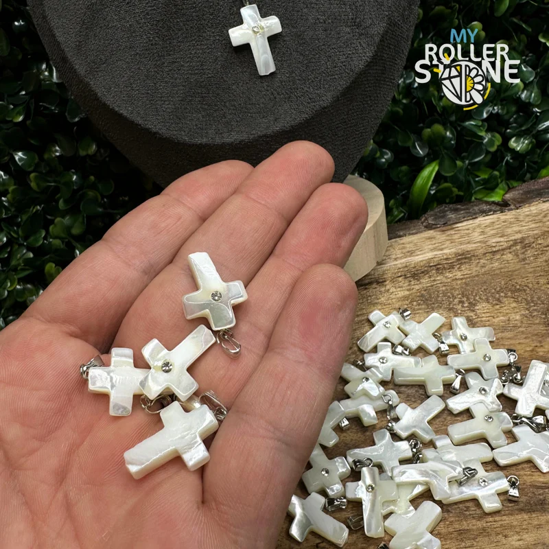 Kreuzanhänger aus Perlmutt und Strass