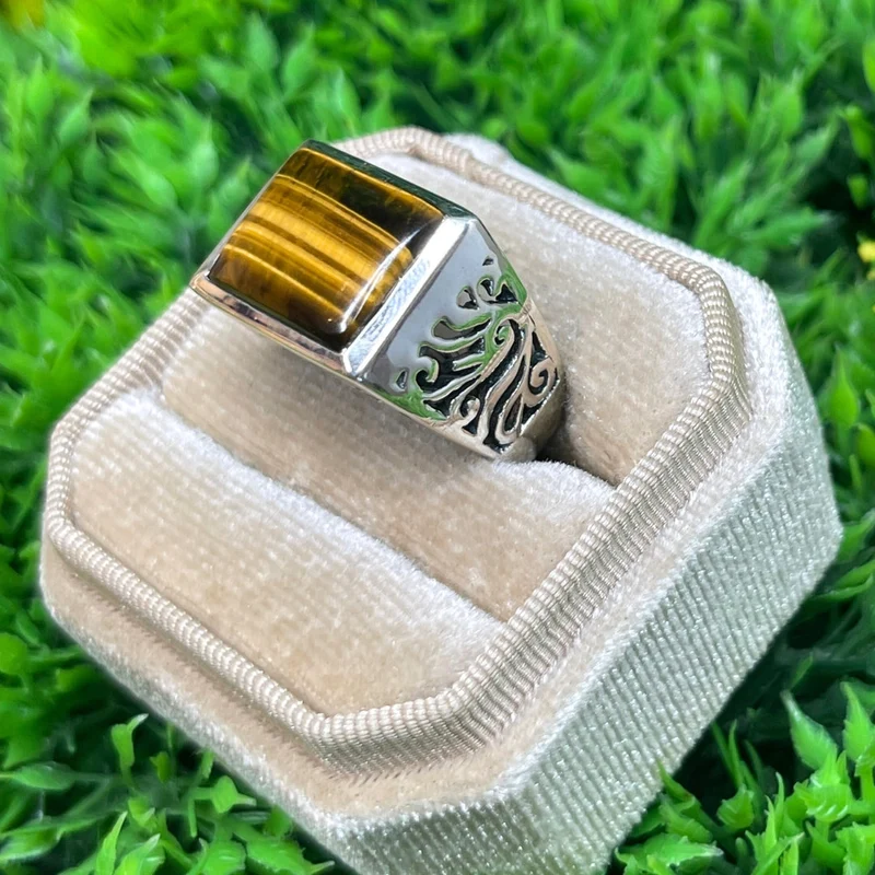 Quadratischer Siegelring aus Silber mit Tigerauge Nr. 3