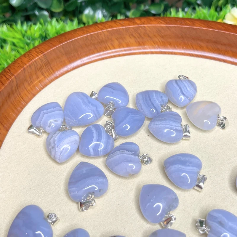 Herzanhänger aus blauem Chalcedon (blauer Achat mit Spitzenmuster)