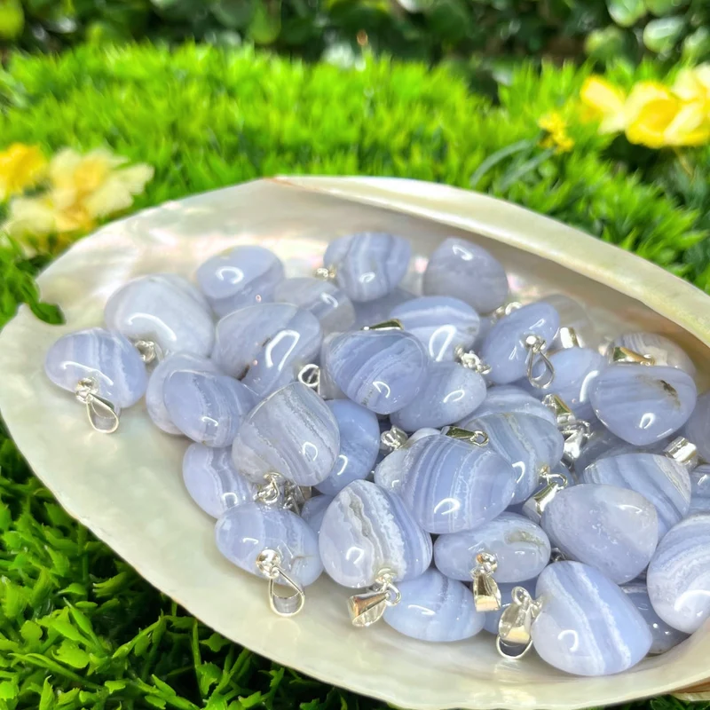 Herzanhänger aus blauem Chalcedon (blauer Achat mit Spitzenmuster)