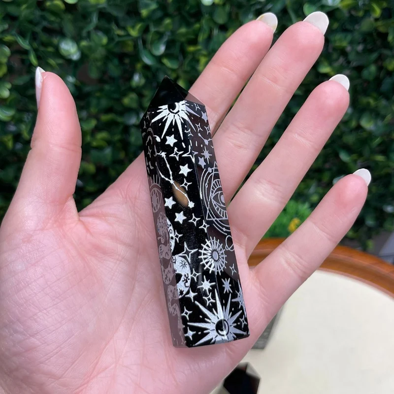 Schwarzer Obsidianpunkt mit Muster
