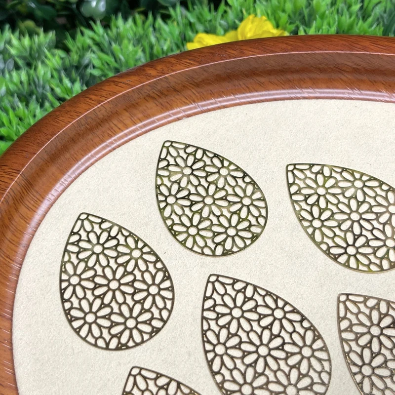 Anhänger mit Blumenmuster aus Edelstahl