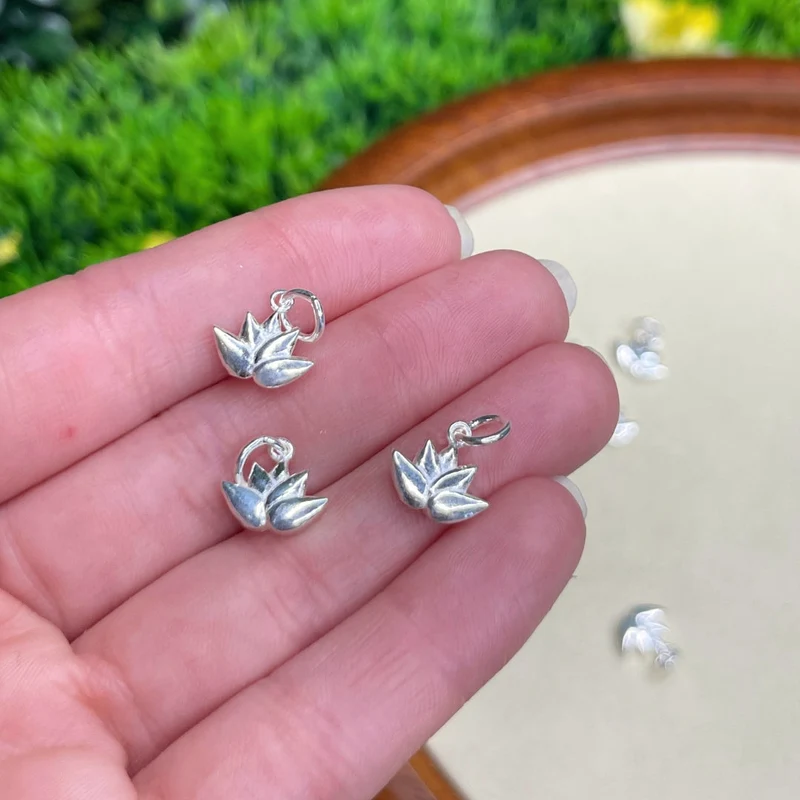 Lotusblüten-Charm aus 925er Silber