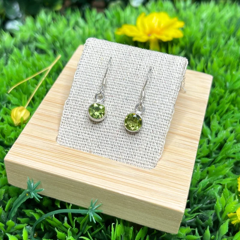 Runde Peridot-Ohrringe