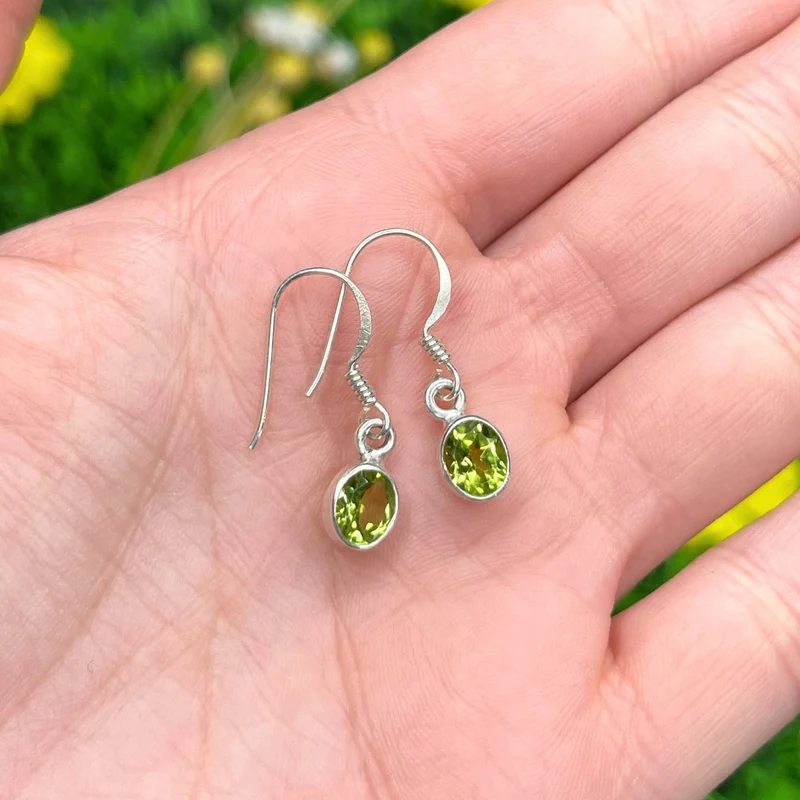 Ovale Peridot-Ohrringe