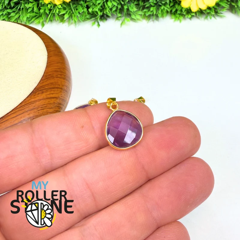 Facettierter Amethyst-Tropfenanhänger in Gold oder Silber