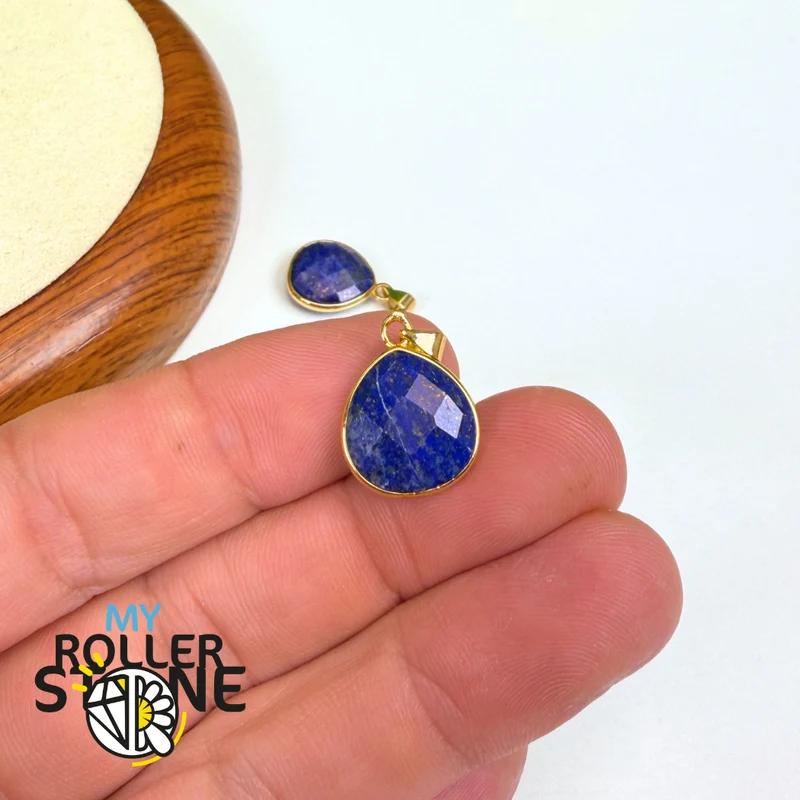 Goldfarbener, facettierter Lapislazuli-Tropfenanhänger