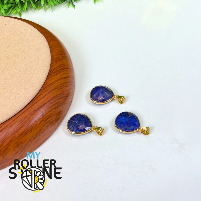 Goldfarbener, facettierter Lapislazuli-Tropfenanhänger