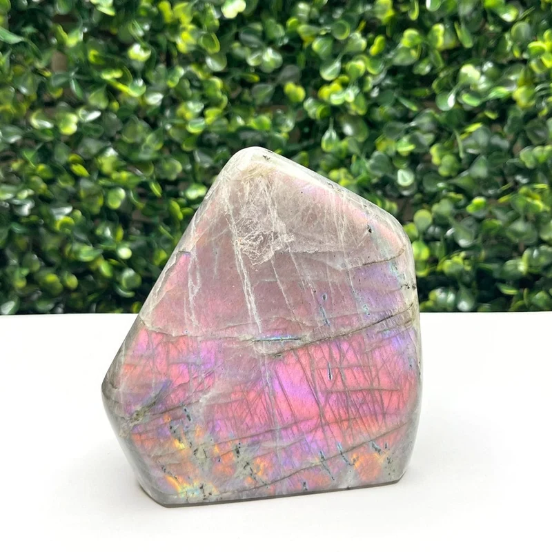 Freiform-Violett-Labradorit-Stein