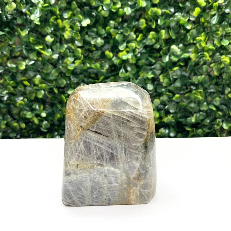 Freiform-Violett-Labradorit-Stein