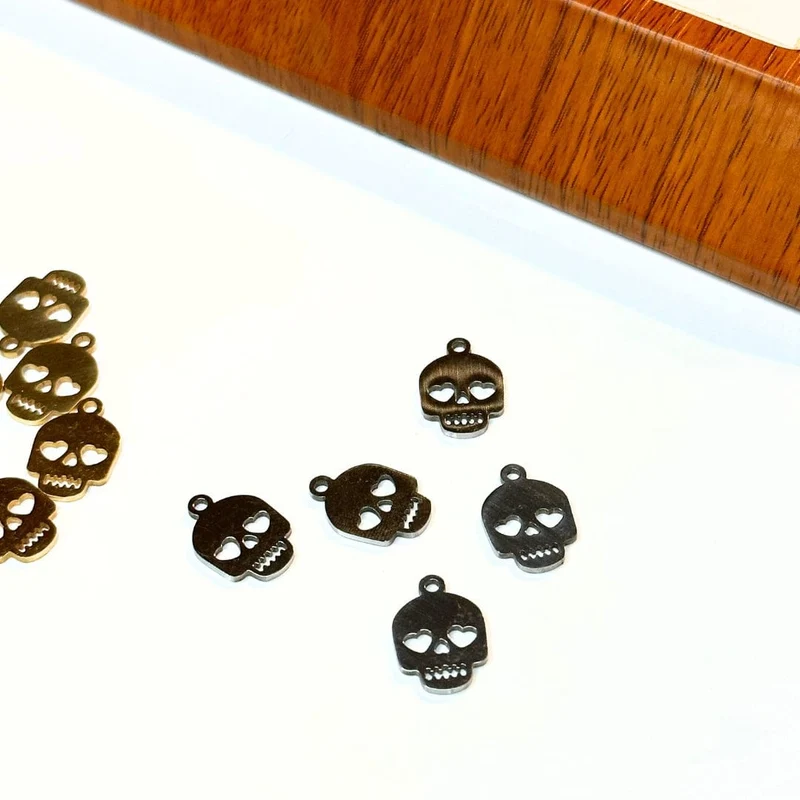 Totenkopf- und Herzanhänger aus Edelstahl
