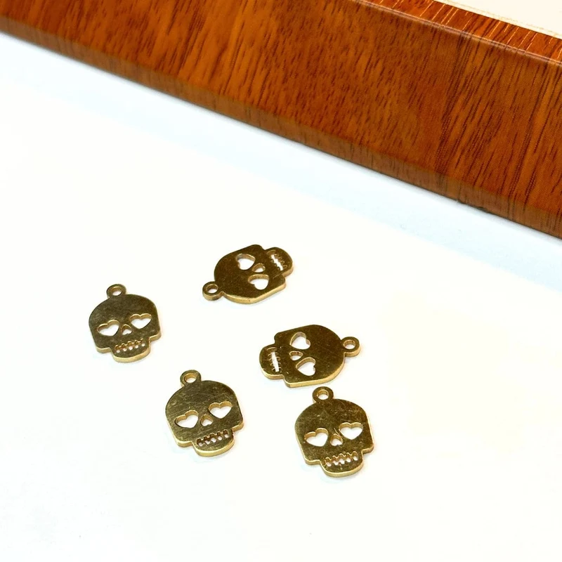 Totenkopf- und Herzanhänger aus Edelstahl