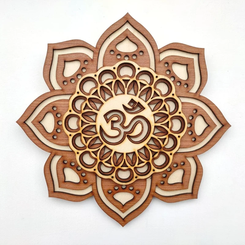 Aum Wanddekoration aus Holz