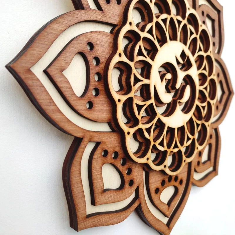 Aum Wanddekoration aus Holz