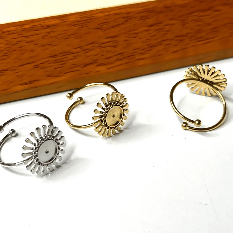 Silber/goldener Blumen-Cabochon-Ringhalter