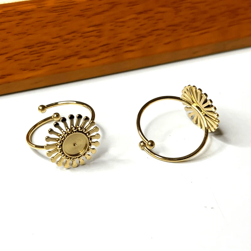 Silber/goldener Blumen-Cabochon-Ringhalter