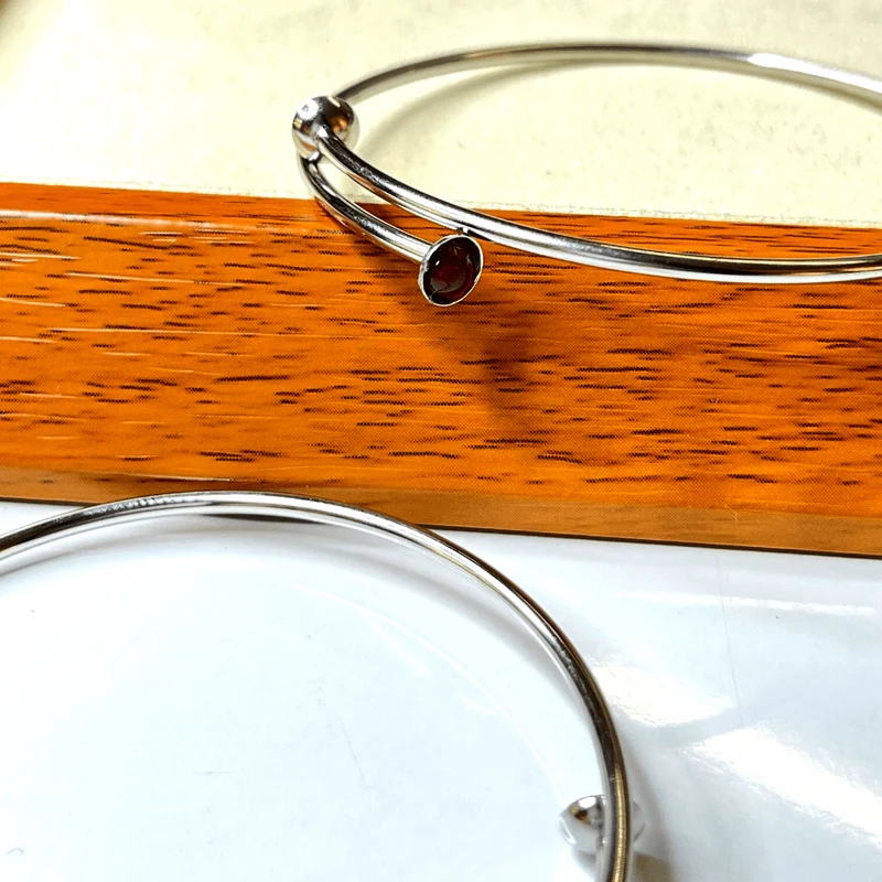 Silberner Cabochon-Armbandhalter