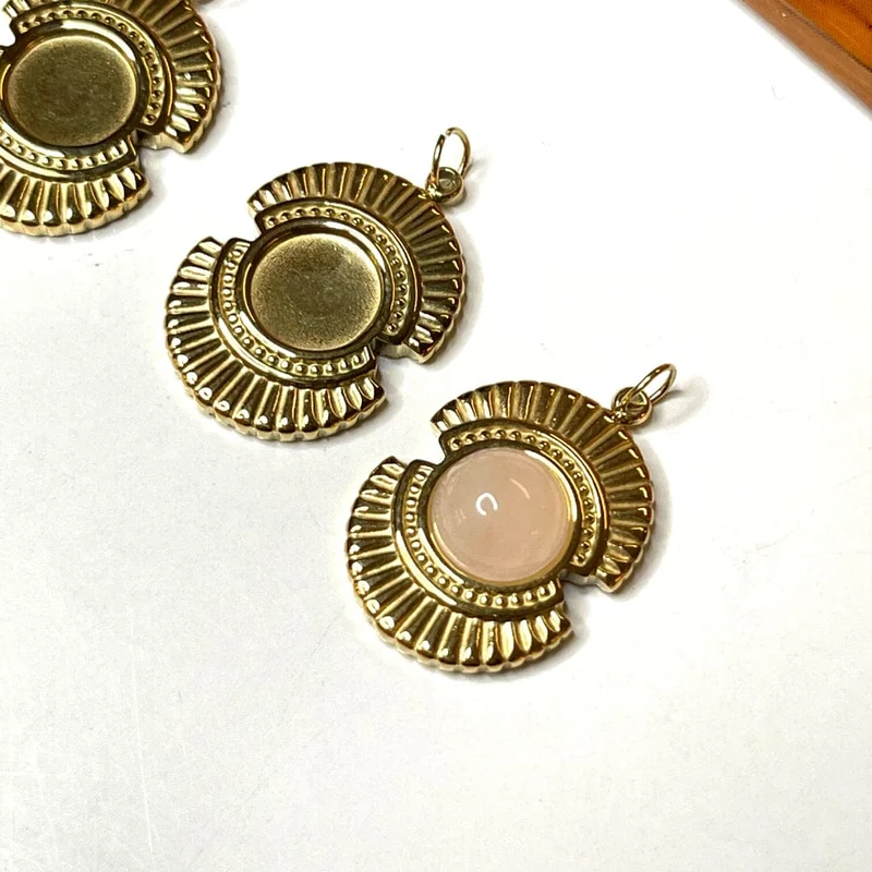 Goldener Cabochon-Anhängerhalter