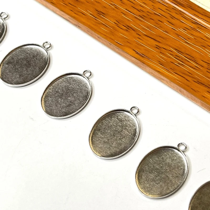 Silberner ovaler Cabochon-Anhängerhalter