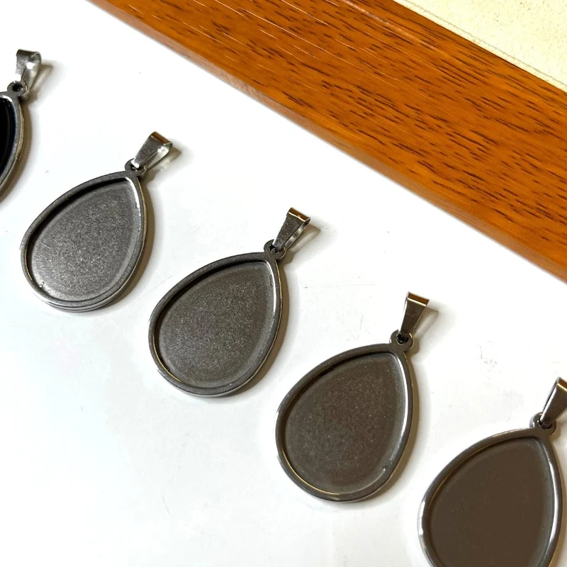 Silberner Tropfen-Cabochon-Anhängerhalter