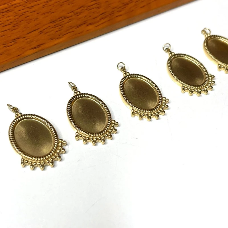 Ovaler goldener Cabochon-Anhängerhalter