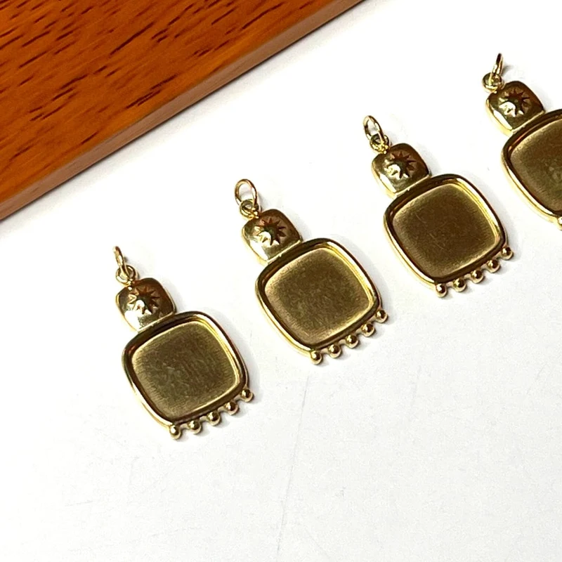 Goldener quadratischer Cabochon-Anhängerhalter