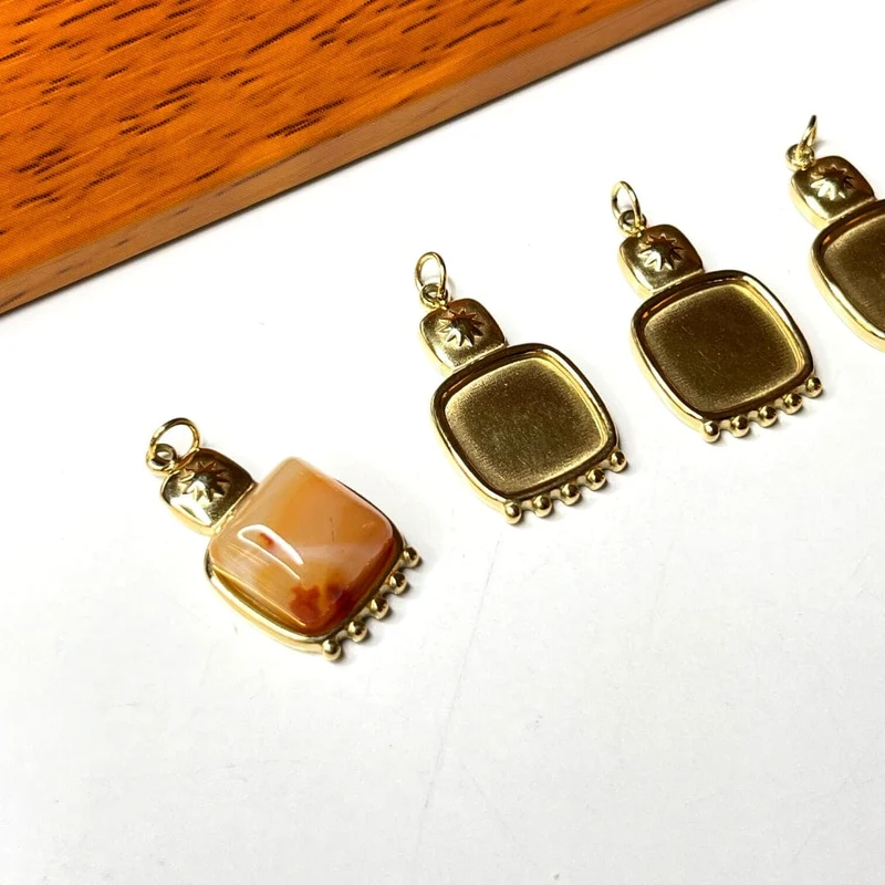 Goldener quadratischer Cabochon-Anhängerhalter