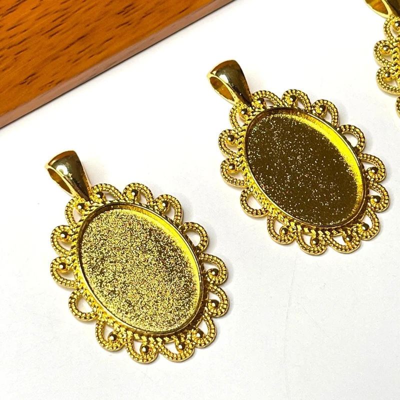 Anhängerhalter aus Goldlegierung mit Cabochon-Anhänger