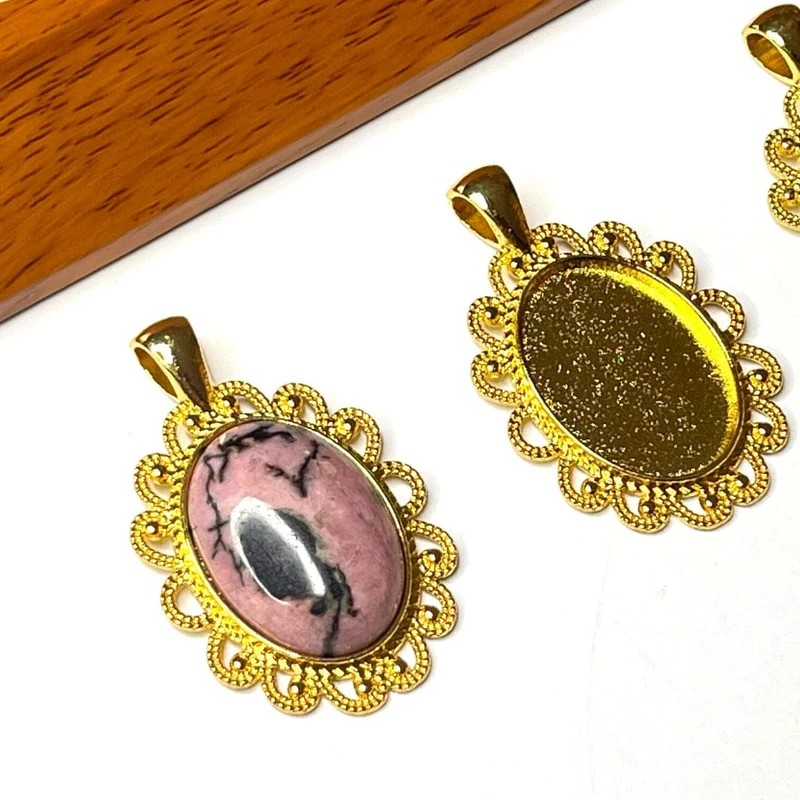 Anhängerhalter aus Goldlegierung mit Cabochon-Anhänger