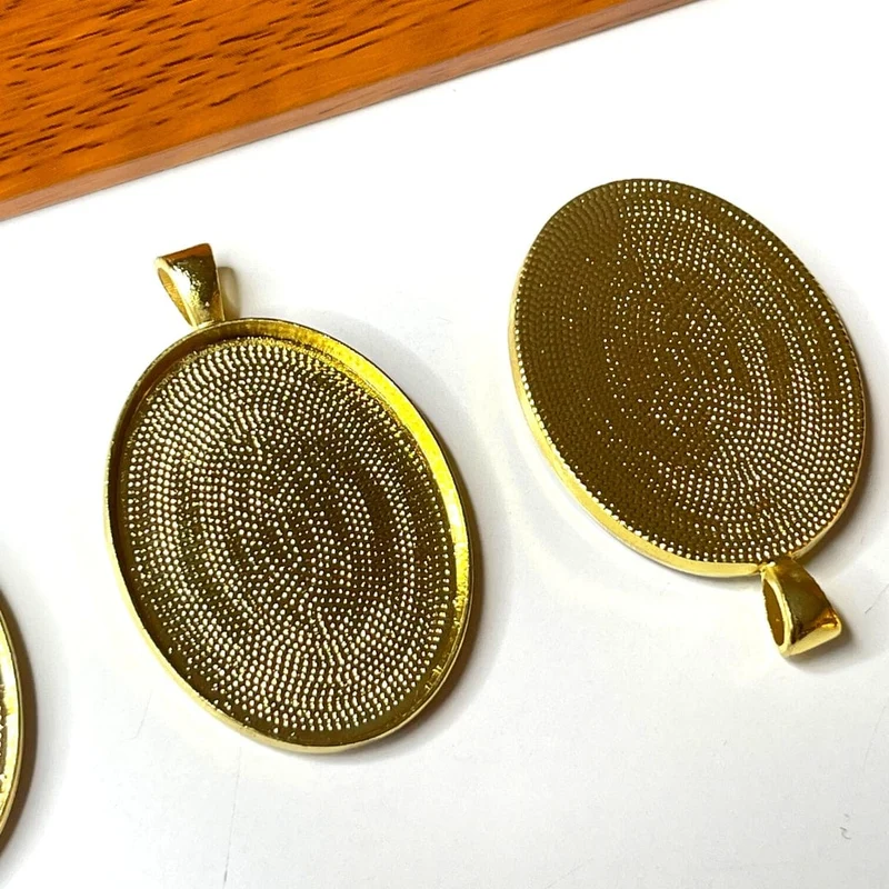 Goldener Cabochon-Anhängerhalter im tibetischen Stil
