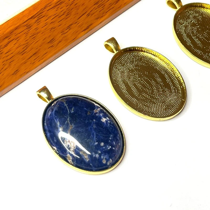 Goldener Cabochon-Anhängerhalter im tibetischen Stil