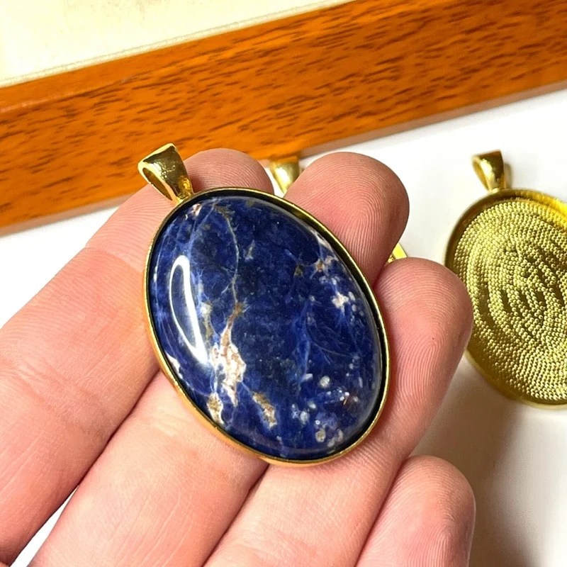 Goldener Cabochon-Anhängerhalter im tibetischen Stil