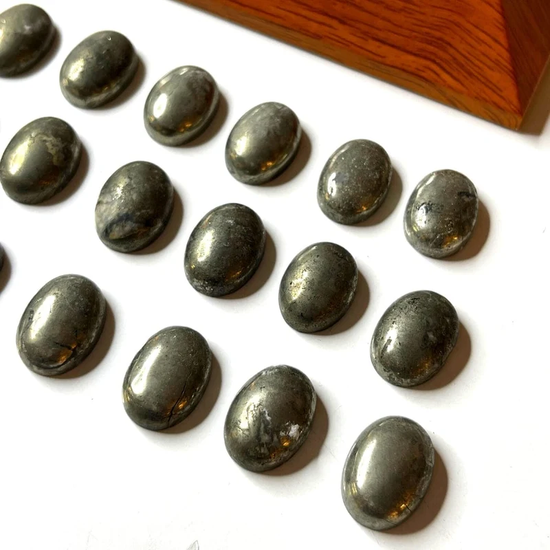Ovaler Pyrit-Cabochon