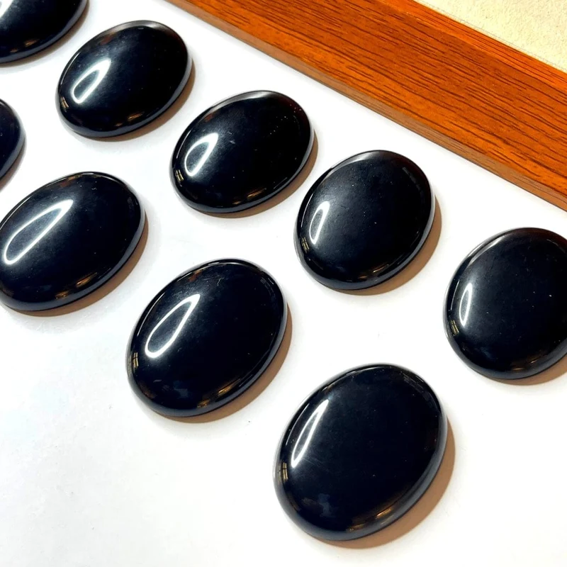 Ovaler Obsdian-Cabochon