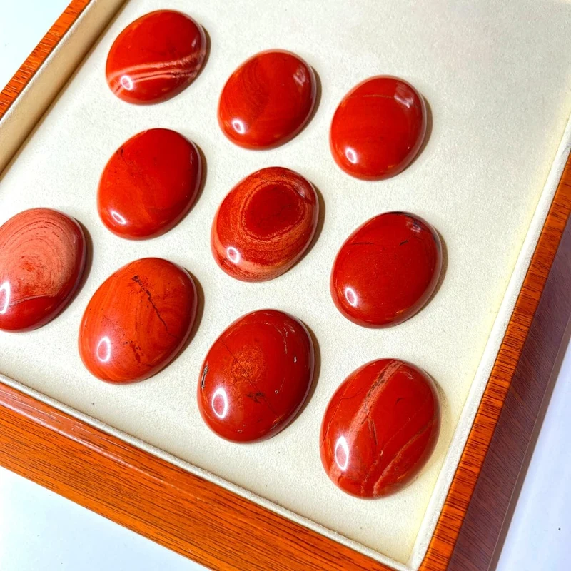 Ovaler Cabochon aus rotem Jaspis