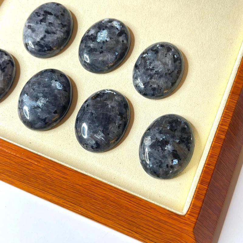 Ovaler Larvikit-Cabochon