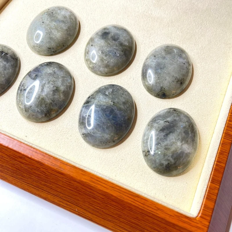 Ovaler Labradorit-Cabochon