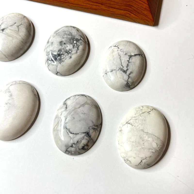 Ovaler Howlith-Cabochon